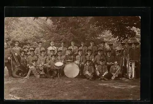 AK Musiker in Uniform mit Saxophon, Kontrabass und Trommel