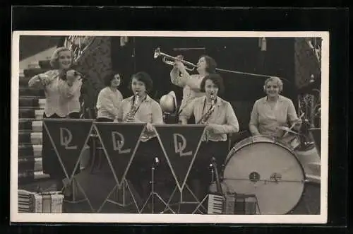 AK Junge Frauen mit Blasinstrumenten und Geige