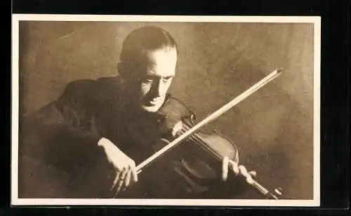 AK Musiker mit zurückgekämmtem Haar spielt Geige