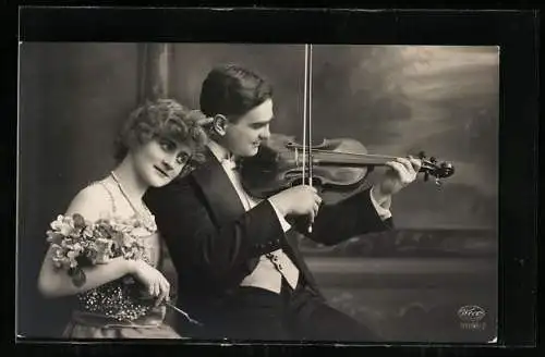 AK Geigenspieler mit einer eleganten Dame