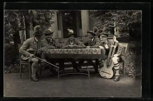AK Musikanten in Tracht mit Zither und Gitarre am Tisch