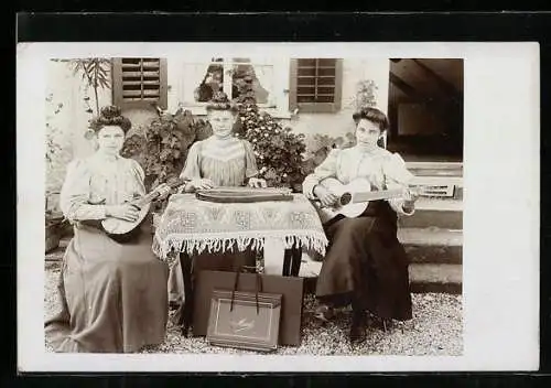 AK Frauen mit Zither, Laute und Gitarre am Tisch