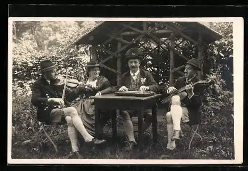 AK Salzburg, Gasthof zum Mohren, Musikanten mit Zither, Geige und Gitarre am Tisch