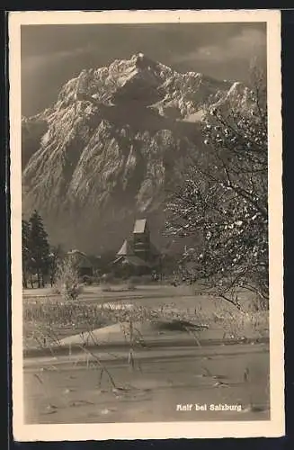 AK Anif bei Salzburg, Winterliche Ortsansicht mit Berggipfel