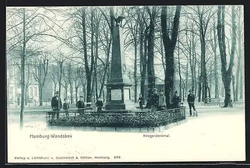 AK Hamburg-Wandsbek, Kriegerdenkmal mit posierenden Menschen