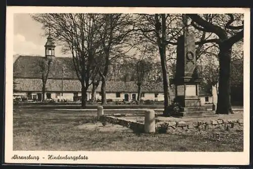 AK Ahrensburg / Holstein, Hindenburgplatz mit Denkmal
