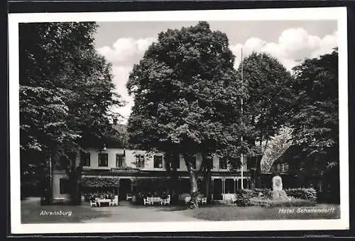 AK Ahrensburg / Holstein, Hotel Schadendorff mit Denkmal