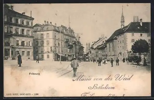 AK Fribourg, Strassenpartie mit Passanten und Hotel ou Faucon