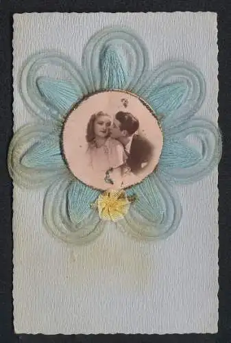 Oblaten-AK Küssendes Paar in einer Blume