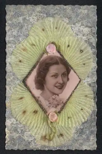 Oblaten-AK Lächelnde junge Dame