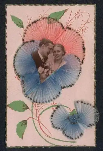 Oblaten-AK Lächelndes Paar mit Blumen
