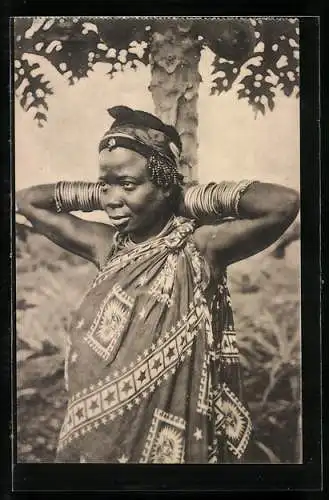 AK Indigene Frau in Kamerun mit Schmuck, Haartracht, Armbändern und Tätowierung
