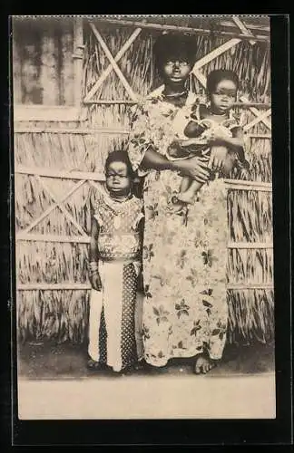 AK Soldatenfrau mit ihren Kindern in Kamerun, traditionelle Kleidung aus bunten Stoffen