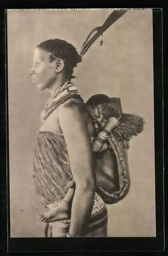 AK Kameruner Mutter mit ihrem Kinde in der Hängetasche