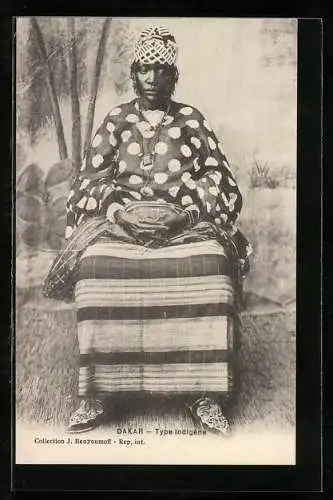 AK Dakar, Indigene Frau mit traditioneller Kleidung und Schmuck