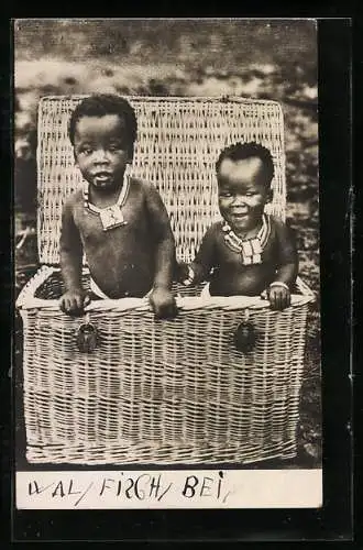 AK Zwei afrikanische Kleinkinder in einem Korb
