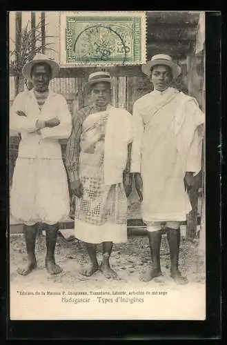 AK Drei Männer in Madagascar in einer Mischung aus indigener und europäischer Kleidung