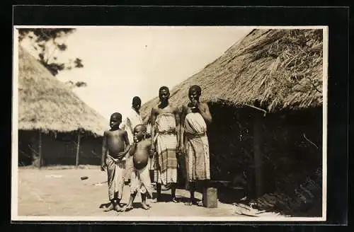AK Anwohner an ihrer Hütte im afrikanischen Dorf