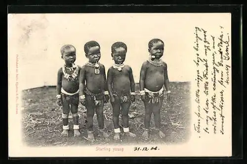 AK afrikanische Kinder im Stammesschmuck