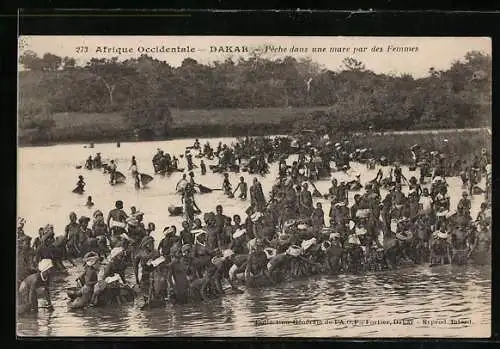 AK Dakar, Peche dans une mare par des Femmes