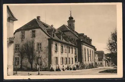 AK Königsfeld / Baden, Nonnen im Habit am Kirchensaal