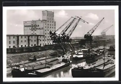 AK Heilbronn am Neckar, Hafen mit Transportschiffen, Verladekrähnen und dem Mannheimer Lagerhaus