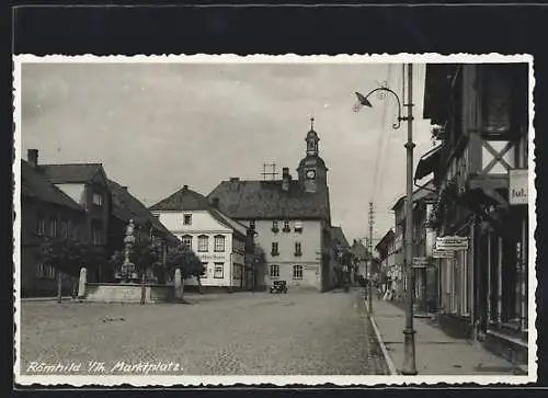 AK Römhild i. Th., Marktplatz mit Geschäften und Brunnen