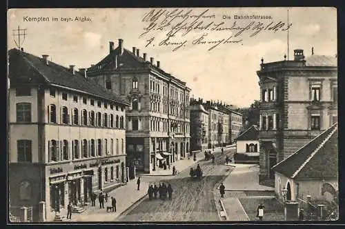 AK Kempten / Allgäu, Bahnhofstrasse mit Soldaten und Kutschen