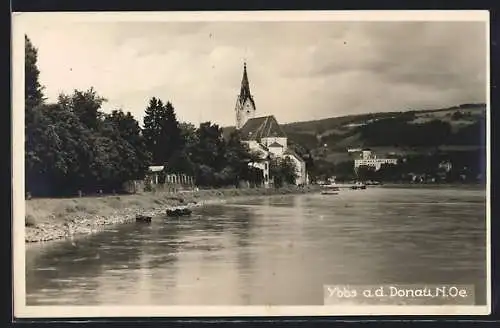 AK Ybbs a. d. Donau, Flusspartie an der Kirche