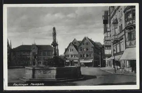 AK Reutlingen, Marktplatz mit Geschäften und Brunnen