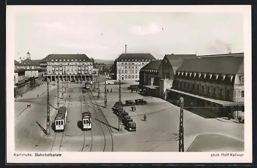 AK Karlsruhe, Strassenbahnen auf dem Bahnhofsplatz