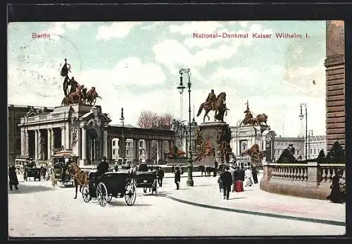AK Berlin, Strassenpartie am Nationaldenkmal Kaiser Wilhelm I. mit Passanten, Pferdekutsche