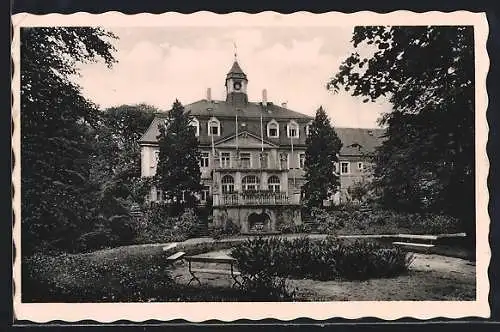 AK Berggiesshübel, Partie im Schlossgarten mit dem Schloss