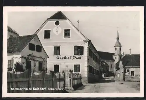 AK Kaindorf /Steiermark, Der Gasthof Post mit Blick zur Kirche