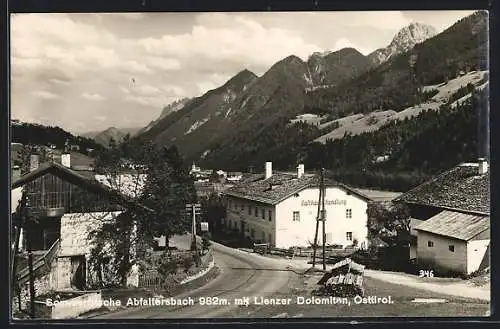 AK Abfaltersbach /Osttirol, Ortsansicht mit Gasthaus und Handlung Maria Mayrl, gegen die Lienzer Dolomiten