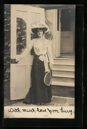 AK Miss Marie Studholme, Dame mit Tennisschläger vor ihrer Eingangstür