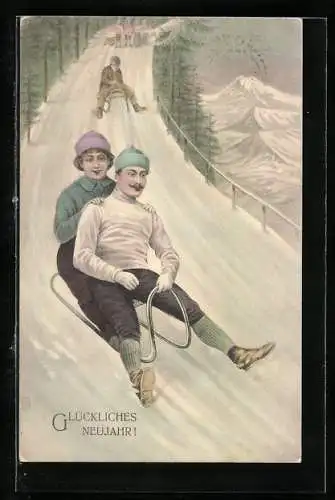 AK Liebespaar fährt auf einem Schlitten einen Berg abwärts