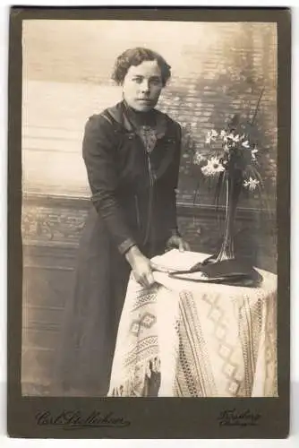 Fotografie Carl Stallechner, Trostberg, Dame an Tisch mit Vase