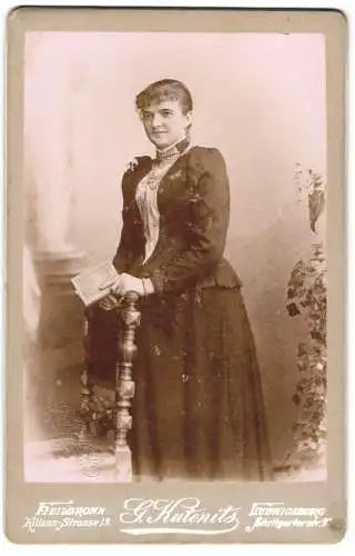 Fotografie G. Kutenits, Ludwigsburg, Stuttgarter Str. 10, Elegante junge Frau mit Buch