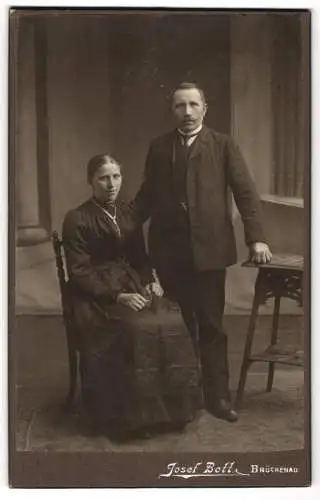 Fotografie Josef Bott, Brückenau, Ehepaar sitzend und stehend