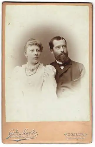 Fotografie Gebr. Martin, Augsburg, Bahnhofstrasse, Ehemann mit Vollbart und Ehefrau mit Perlenkette
