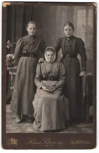 Fotografie Hans Strauss, Altötting, Schlotthammerstr. 1, Drei Mädchen in hochgeschlossenen Kleidern