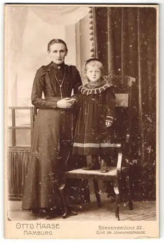 Fotografie Otto Haase, Hamburg, Börsenbrücke 2a, Mutter mit Tochter