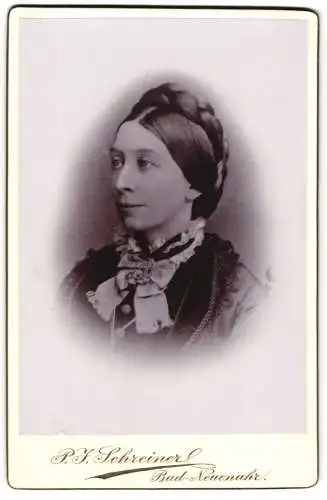 Fotografie P. J. Schreiner, Bad-Neuenahr, Elegante Dame mit Zopffrisur