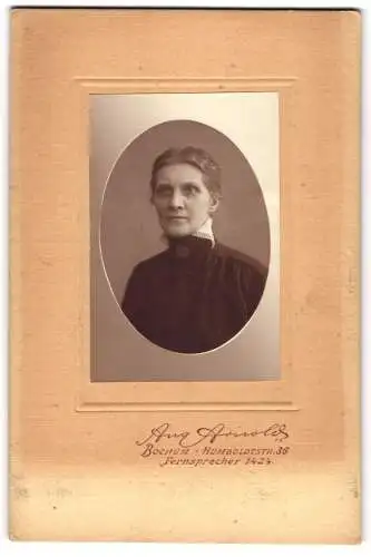 Fotografie Aug. Arnold, Bochum, Humboldtstr. 36, Dame mit hohem Kragen im Portrait