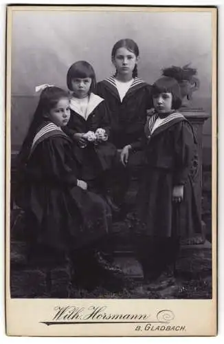 Fotografie Wilh. Horsmann, B. Gladbach, Vier Mädchen mit Halstüchern