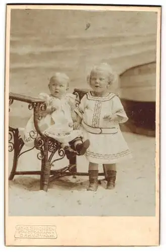 Fotografie Johs Simonsen, Dahme /Holst., Zwei Kinder am Strand