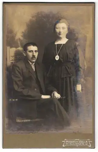 Fotografie Heinrich Wölle, Sulingen, Ehepaar sitzend ung stehend