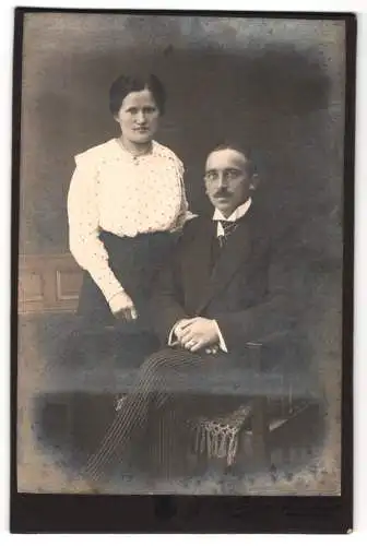 Fotografie H. Siggelkow, Hoya a. W., Langestr. 126, Dame in gepunkteter Bluse mit Ehemann