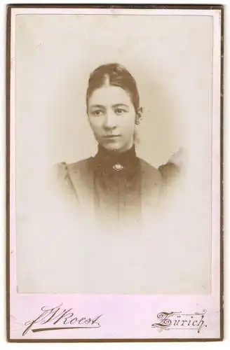 Fotografie F. J. Koest, Zürich, Frankengasse 4, Junge Dame im Portrait